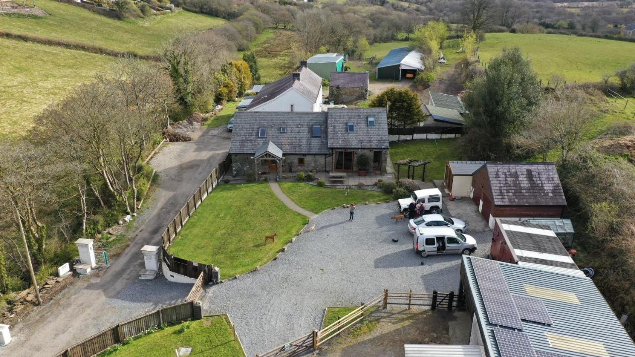 Beudy Bach Bed & Breakfast Cross Hands ภายนอก รูปภาพ