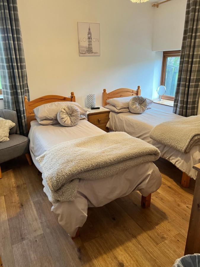 Beudy Bach Bed & Breakfast Cross Hands ภายนอก รูปภาพ