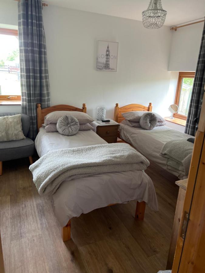 Beudy Bach Bed & Breakfast Cross Hands ภายนอก รูปภาพ