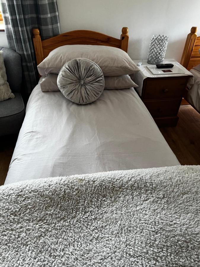 Beudy Bach Bed & Breakfast Cross Hands ภายนอก รูปภาพ