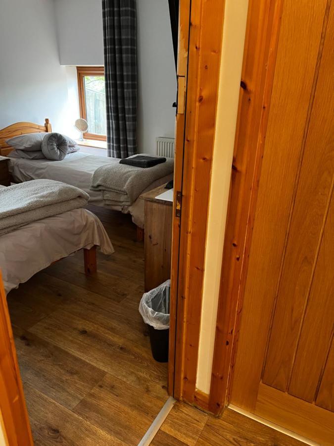 Beudy Bach Bed & Breakfast Cross Hands ภายนอก รูปภาพ