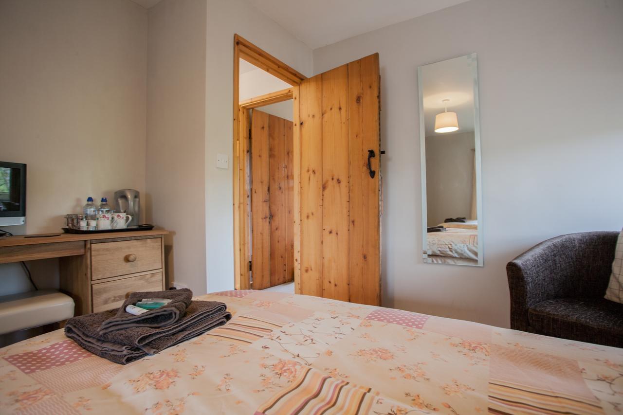 Beudy Bach Bed & Breakfast Cross Hands ภายนอก รูปภาพ
