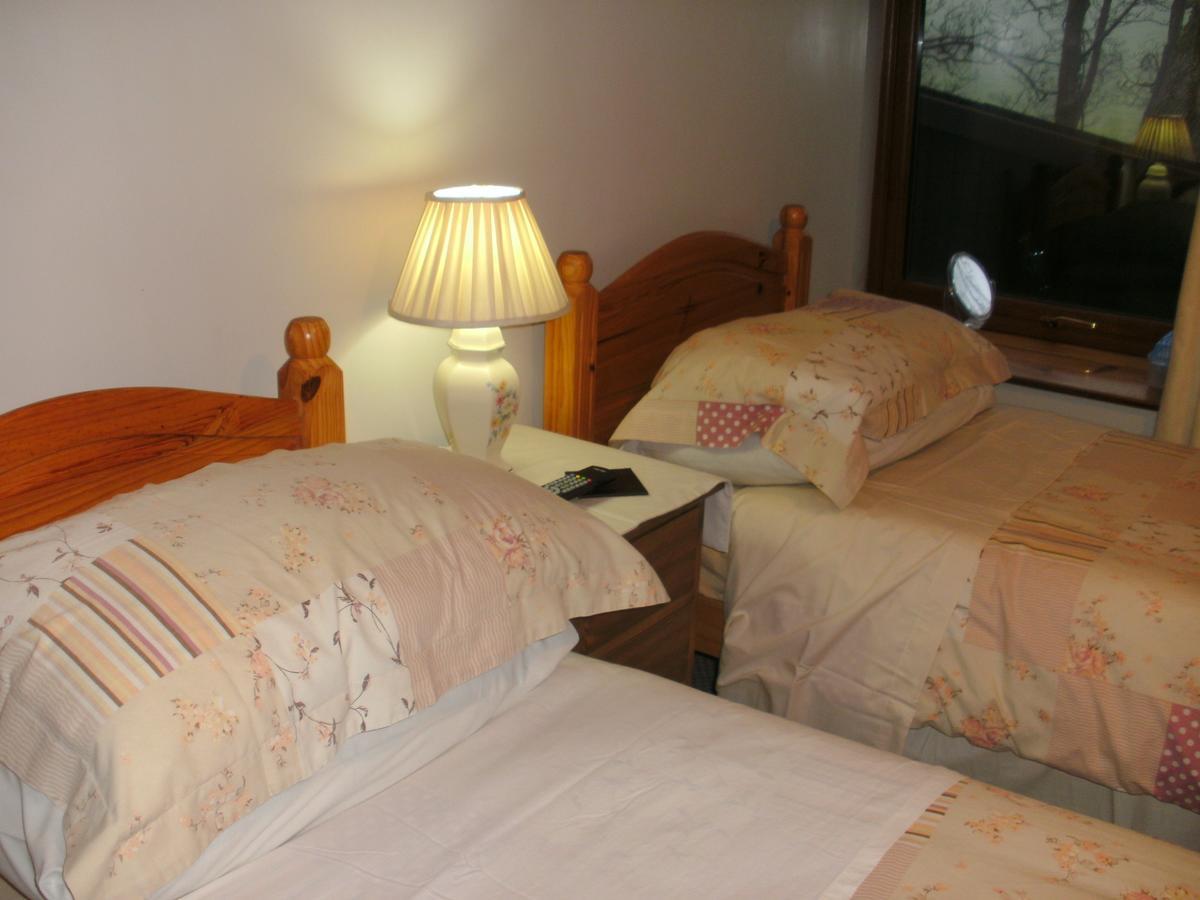 Beudy Bach Bed & Breakfast Cross Hands ภายนอก รูปภาพ
