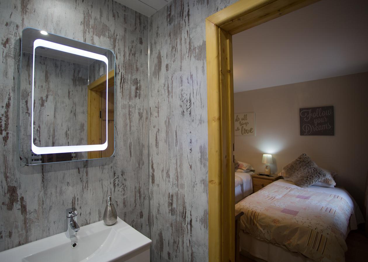 Beudy Bach Bed & Breakfast Cross Hands ภายนอก รูปภาพ