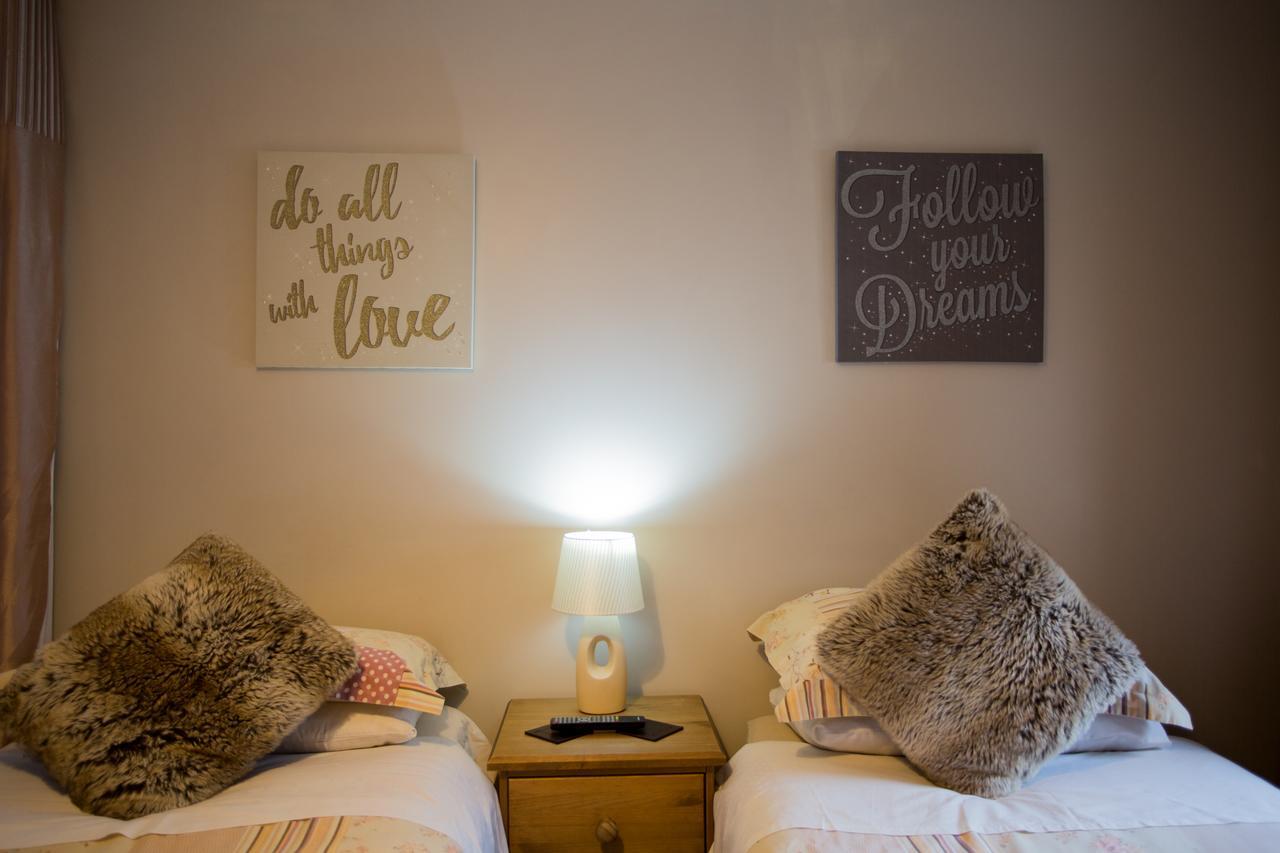 Beudy Bach Bed & Breakfast Cross Hands ภายนอก รูปภาพ